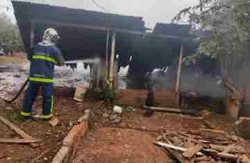 Ibema – Casa é completamente destruída por fogo 